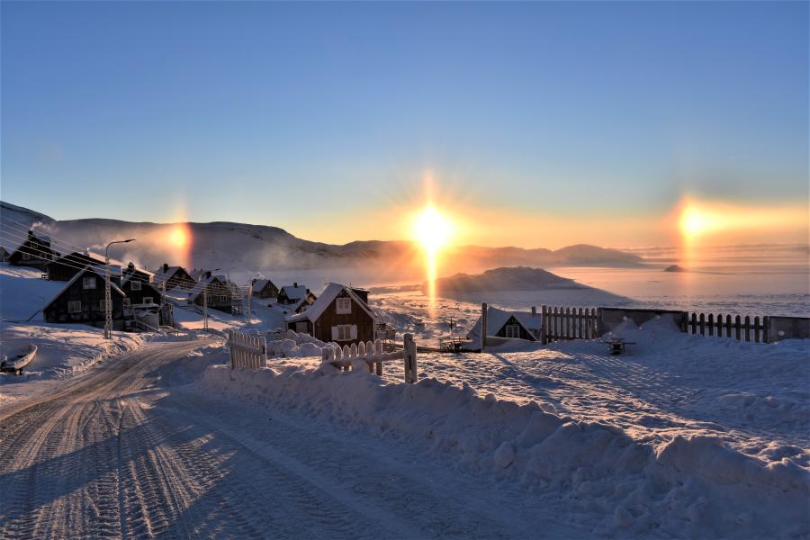 Solen med bi-sole, det er som om der er 3 sole. Solen er netop vendt tilbage, Upernavik 12. februar 2019