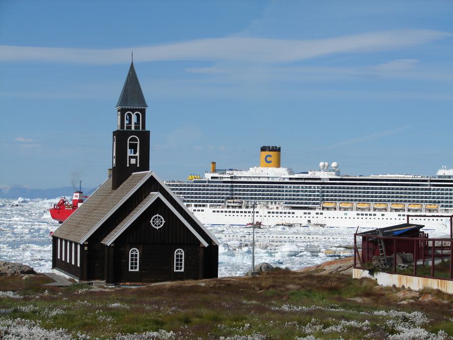 Zion's kirke og et krydstogtsskib. Ilulissat, 9. august 2011