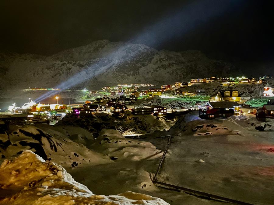 Set fra Tuapannguit og ud over havnen. Sisimiut, 6. december 2021