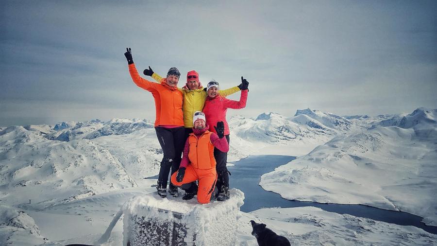Vi er et hold kvinder der bestiger fjeldene. Den højeste top af Ukkusissaq, Nuuk efteråret 2018