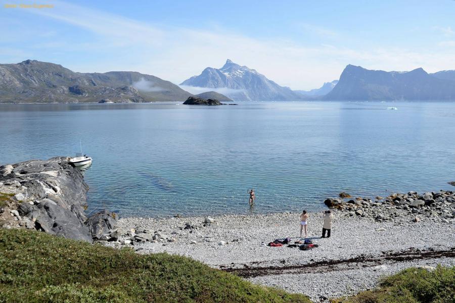Badende turister i sommervejr