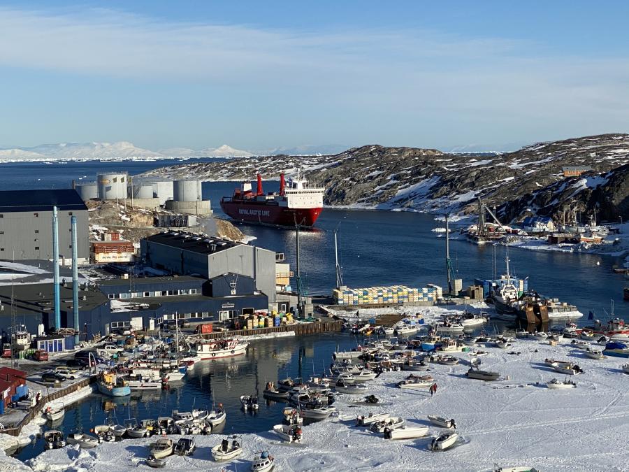 Skib ankommer. Ilulissat, 17. april 2020