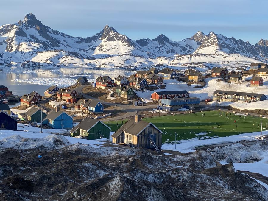På en gåtur så vi ca. 60 børn på fodboldbanen og de smukke fjelde i baggrunden. Dejligt! Tasiilaq, 26. maj 2022