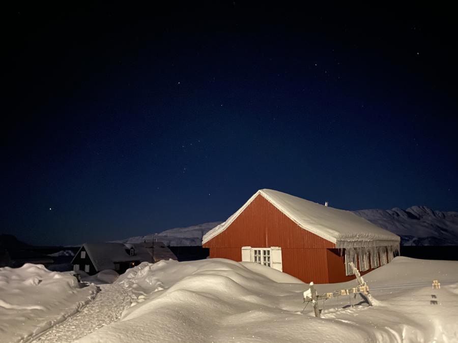 Kirken i Kuummiit, stjernebilledet Orion i baggrunden. 4. marts 2021