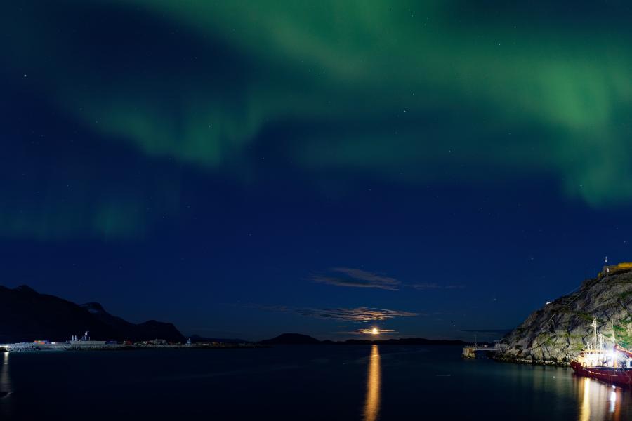 Måne og nordlys over Nuuk 300820