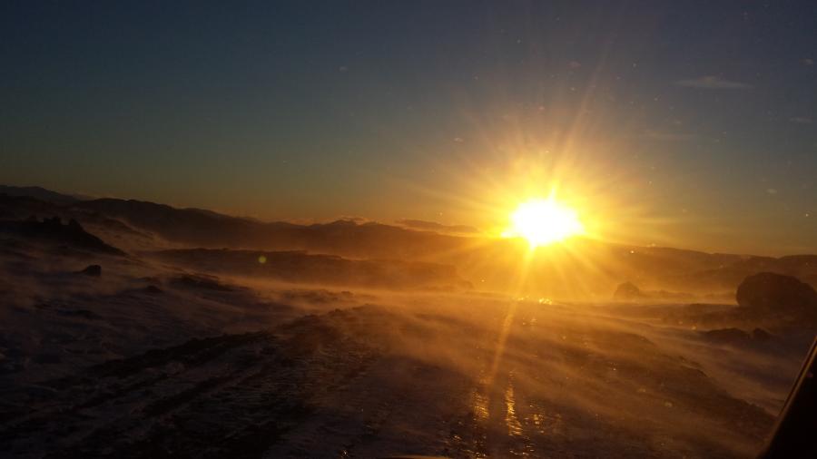 Solen står op over en iskold nordenvind, udsigt mod syd i Qaqortoq