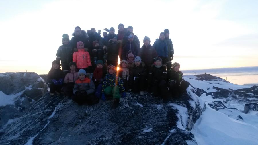 Solen kom tilbage i Qeqertarsuaq i går, og børnene fra skolepasningen var også ude, 14. january 2019