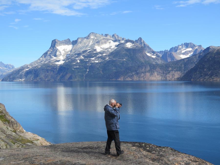 Abbas prøver at fange essensen af vores smukke land ved at tage fotos. Aappilattoq i Sydgrønland, 25. august 2020