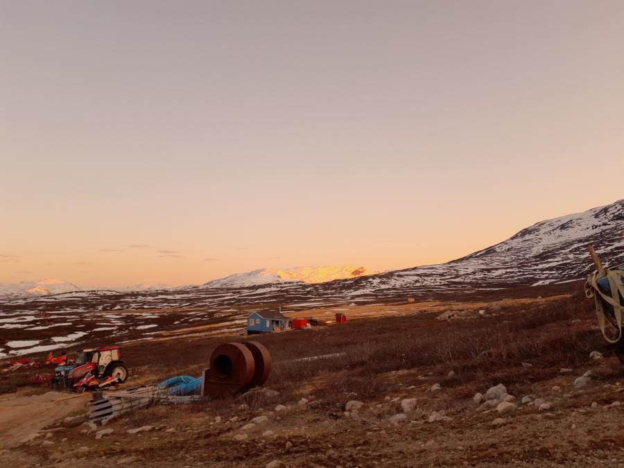Det er skønt at tage billeder ved fåreholdersteder. Nu starter sommeren, længe ventet, jeg håber I får en god sommer. Neriunaq, 25. maj 2022