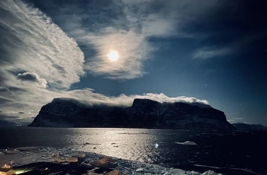 Smuk måne under mørketiden i Uummannaq. 29. december 2020