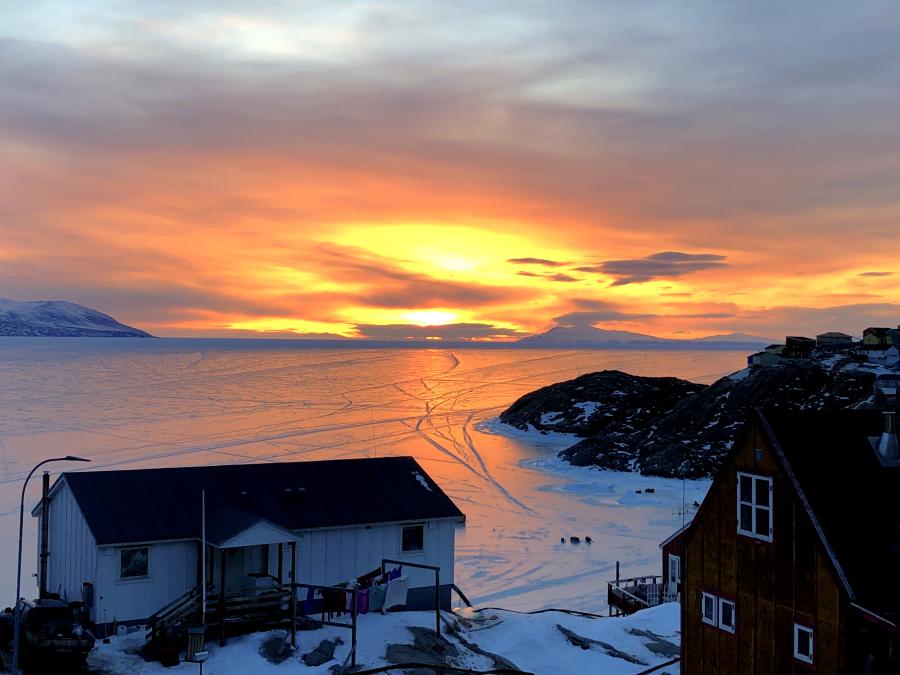 Sol tidlig aften. Uummannaq, 14. april 2020