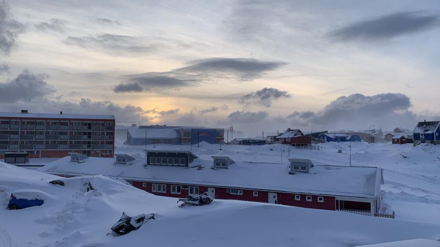 Smukt at kigge ud af vinduet, når der er vind og snefygning. Sisimiut, 23. januar 2022