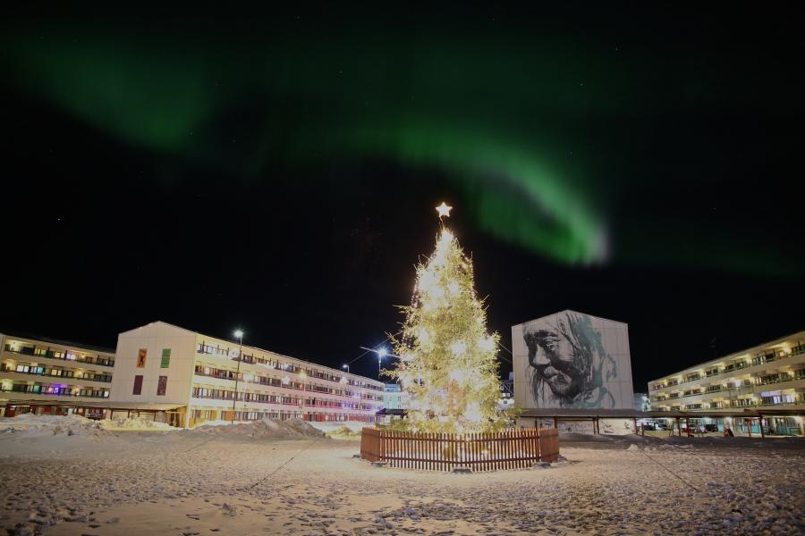 Byens juletræ og nordlys. Nuuk, 17. december 2019