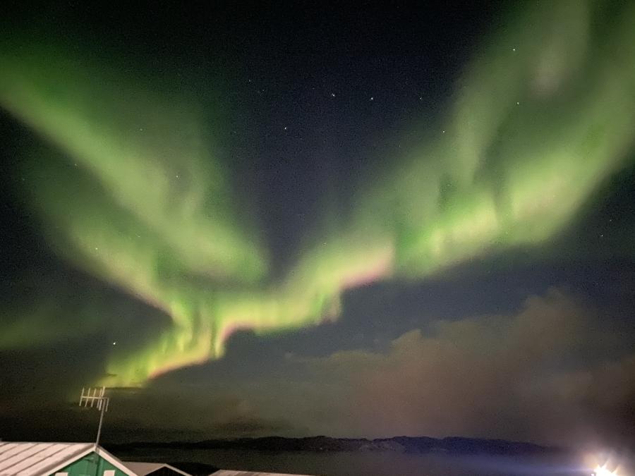 Nordlys og stjernebilledet Asaluusat (kajakstolen) eller Tuttu (kendt som Karlsvognen på dansk). Aasiaat, 28. september 2020
