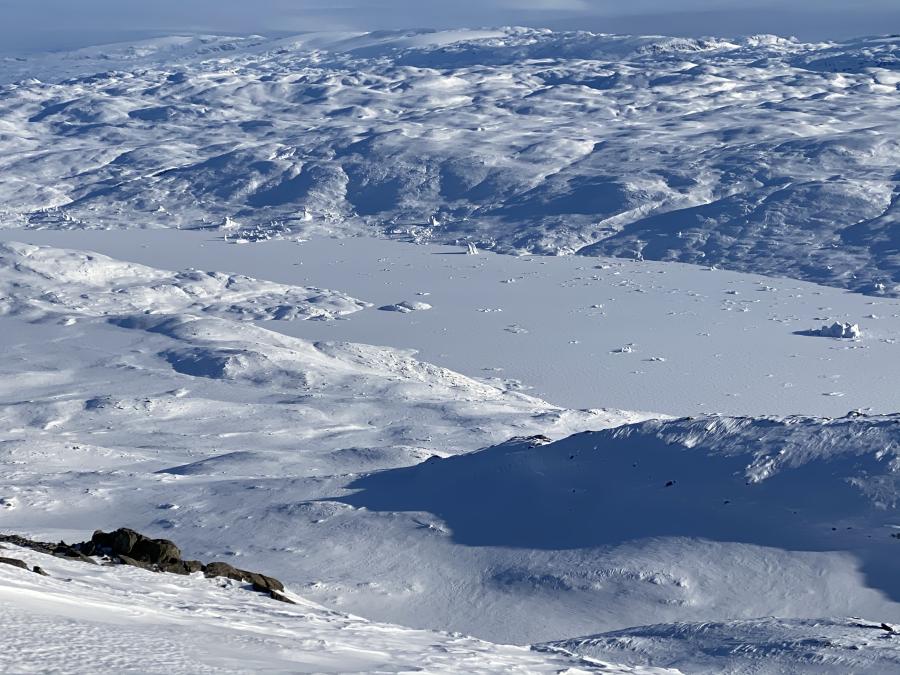 Isfjelde der er kommet på land af tidevandet i Tasersuaq bag Ilulialik. Ved Nuuk, 9. marts 2021