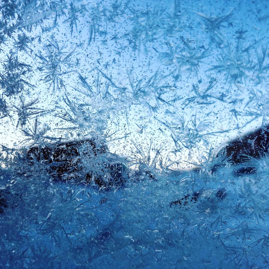 Isblomster på bilruden om morgenen, 2. januar 2018