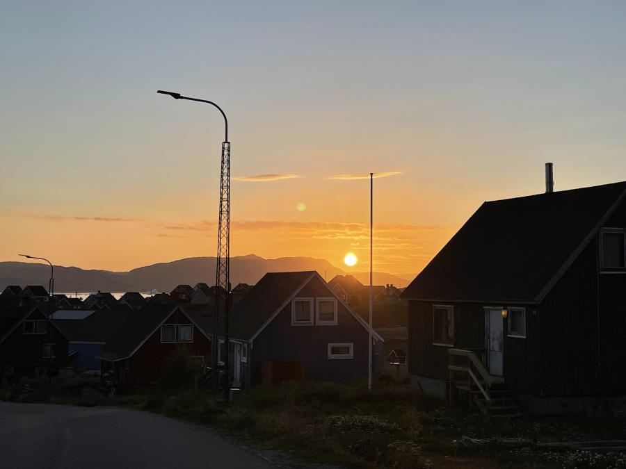 Efterårets lavthængende sol. Narsaq, 6. september 2021