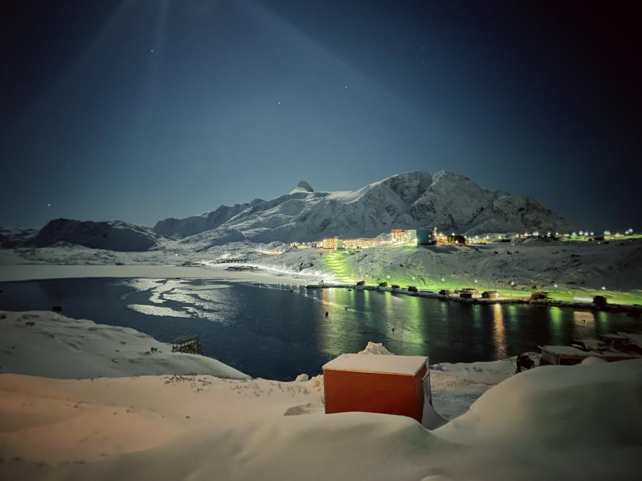 Kold og klart. Smuk måne. Sisimiut, 15. januar 2022