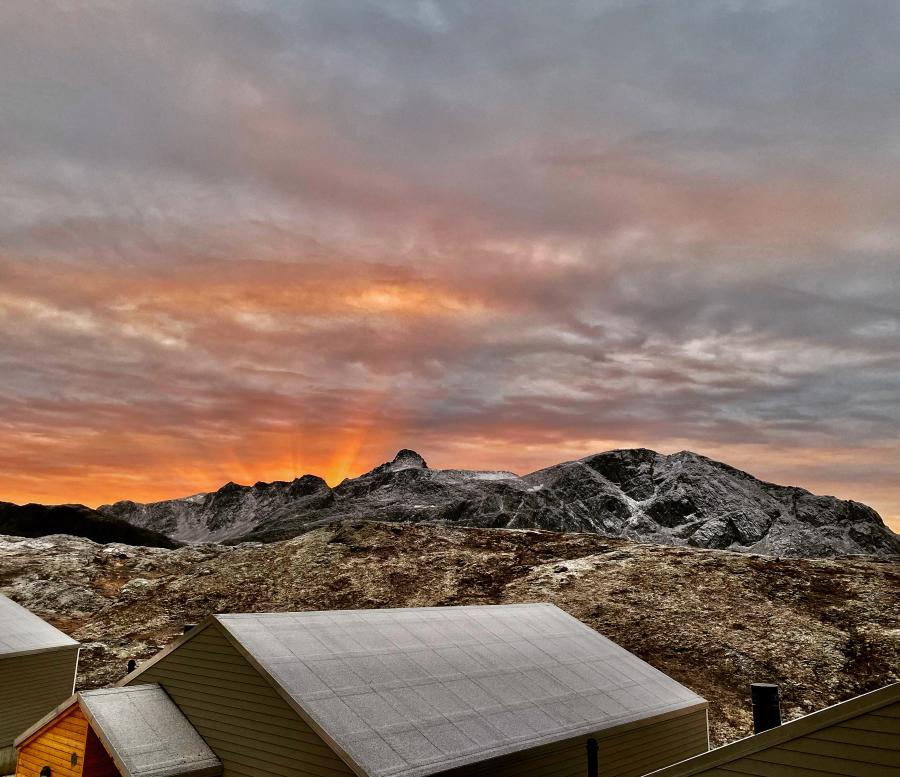 Solen er ved at stå op over Nasaasaaq. Sisimiut, 21. oktober 2021