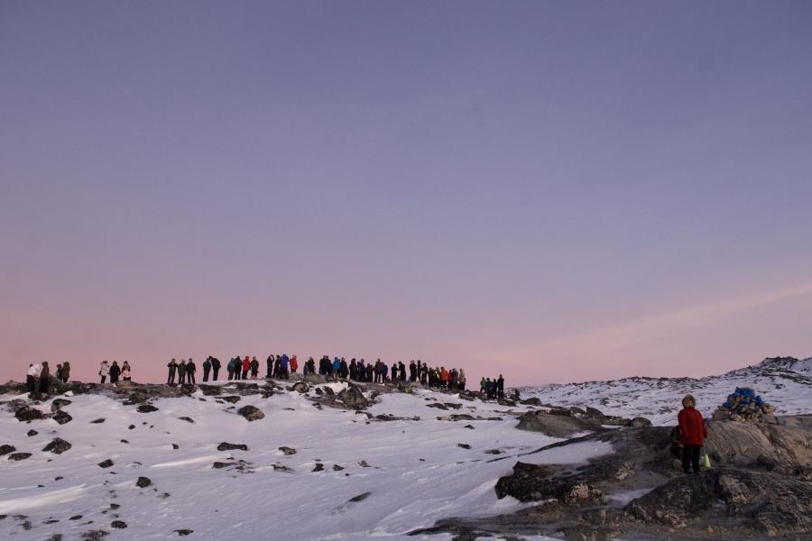 Seqinniarfik/Holms Bakke, folk spejder efter den første sol. 13. januar 2016