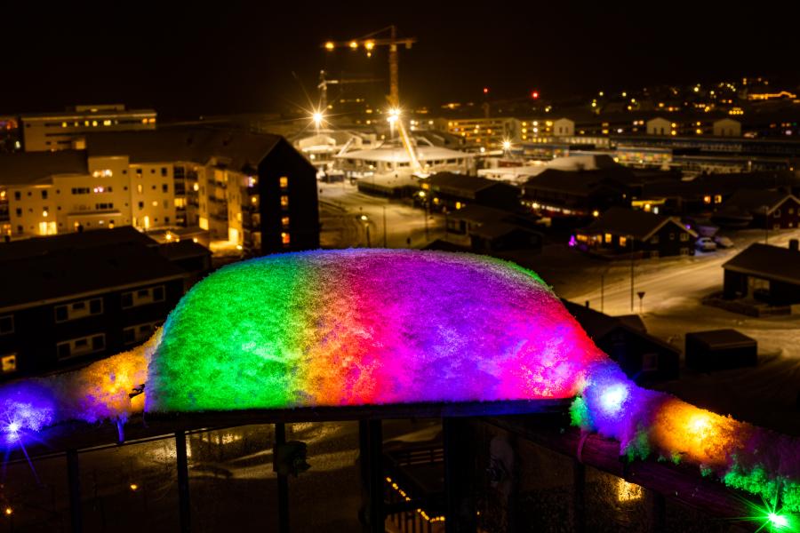 Lysdekorationer under nysne. Nuuk, 8. januar 2022