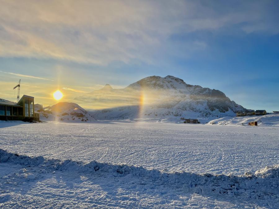 Fugt i luften, rimfrost og bisole. Sisimiut, 31. marts 2022