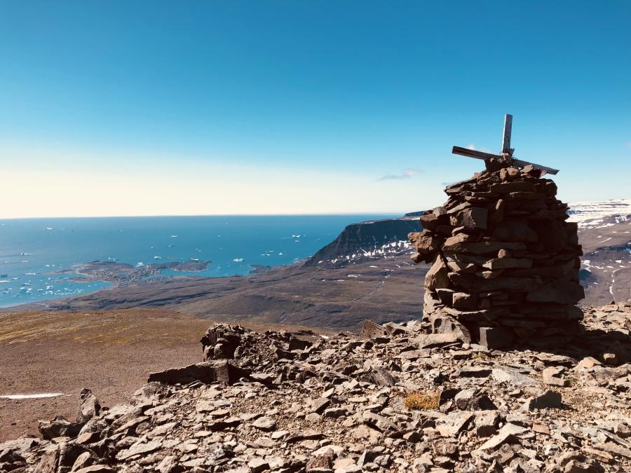 Innap qaqqaaniit illoqarfiup Qeqertarsuup tungaanut isikkivik