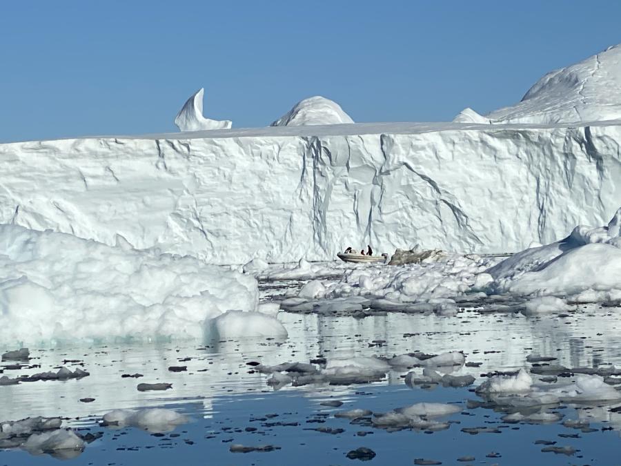 En jolle kom forbi, da jeg tog billede af et stort isfjeld på vores vej fra Qasigiannguit til Ilulissat. 25. maj 2020