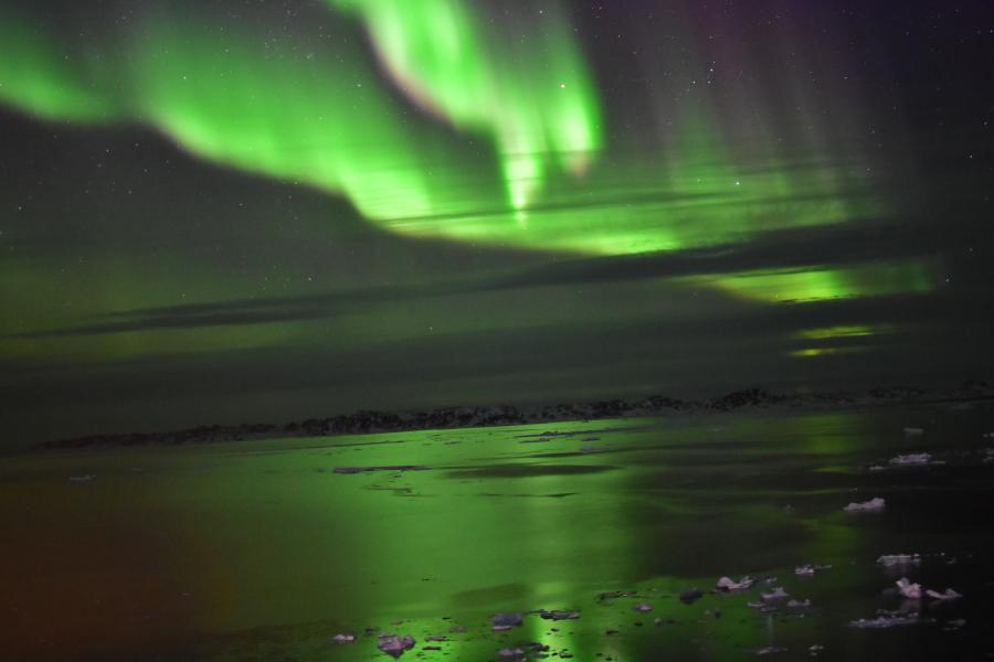 Nordlys om aftenen hvor vejret begynder at blive mildere. Nuuk, 24. marts 2022
