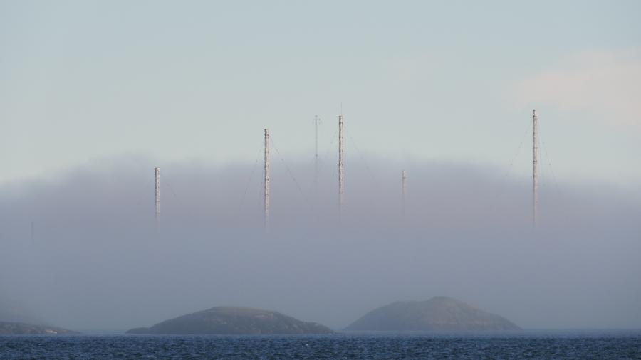 Det ser ud som om masterne svæver. Kitsissut, ved Nuuk, 2. juli 2021