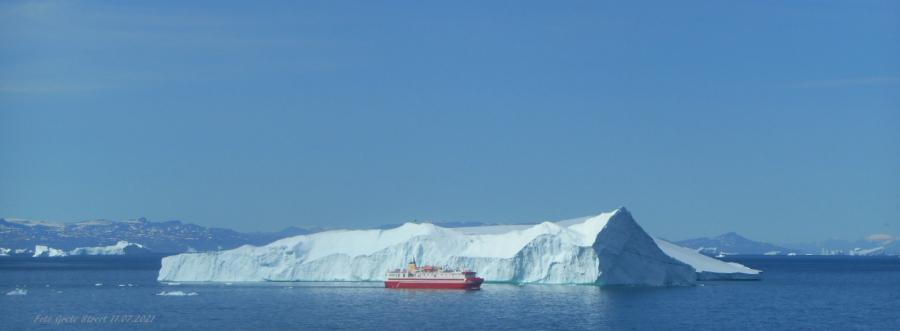Sarfaq Ittuk passerer stort isfjeld. Ilulissat, 11. juli 2021