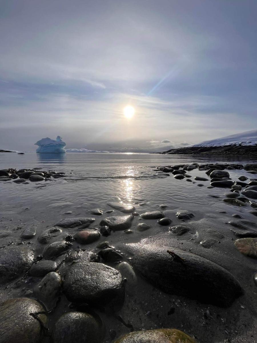 Eftermiddagstur på stranden ved Sana, frisk luft og duften af havet. Nuuk, 8. marts 2022