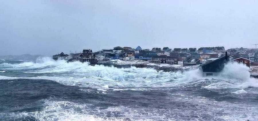 Stormens bølger vælter ind over husene. Ilulissat, 15. november 2019