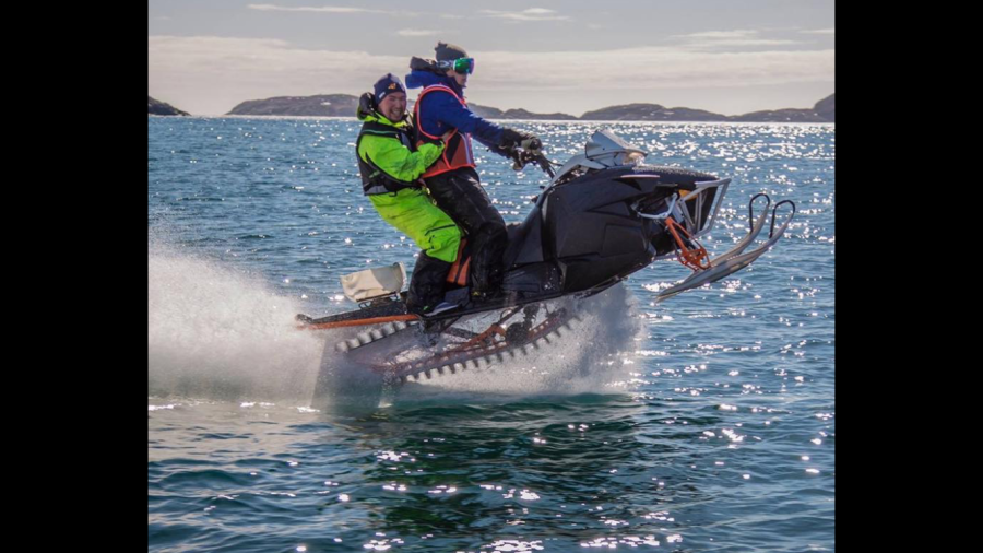 Snescooter krydser vandet over til Siorarsuit ved Sisimiut