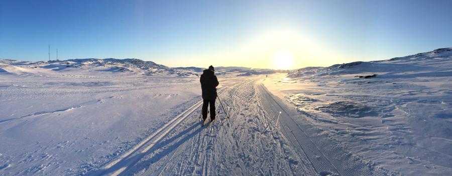 Dejligt at kunne stå på ski når solen nu er længere oppe.