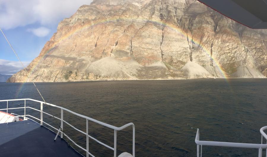 Regnbuen ser næsten ud som om den er malet på fjeldet, Uummannaq august 2017