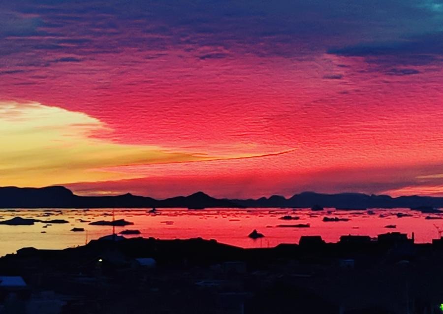 Billedet tog jeg på vej hjem fra et bryllup hvor vi var oppe hele natten - august måned i Nordgrønland, Ilulissat 14. august 2018