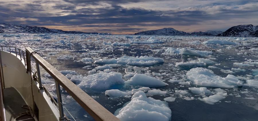 Der var så meget is på vores vej fra Narsaq til Qaqortoq at vi måtte sejle langsomt, så jeg fik taget en masse flotte billeder.