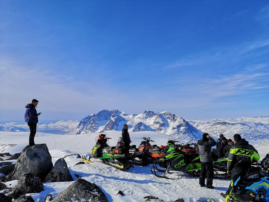 På tur i fjeldet sammen, total vindstille i 1400 meters højde med Qaqqarsuaq i det fjerne. Bunden af Sioralik, 22. marts 2022