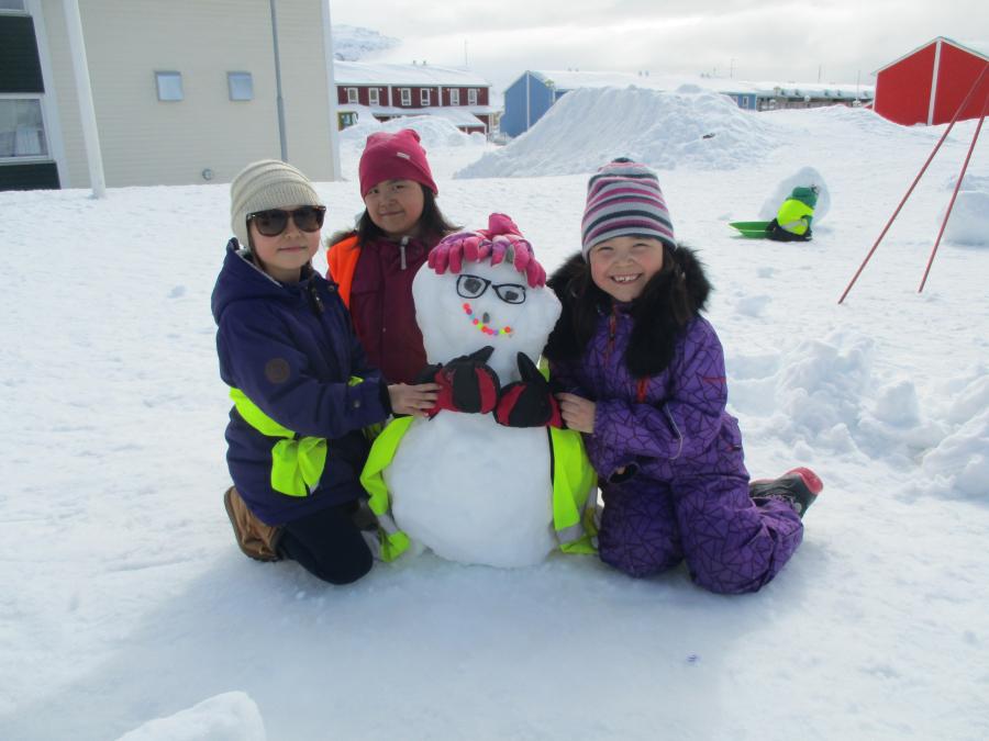 Lulu, Vivia og Silja har det sjovt med at lave snemand ved Fritidshjemmet Qajaasat, Nuuk 10. april 2017