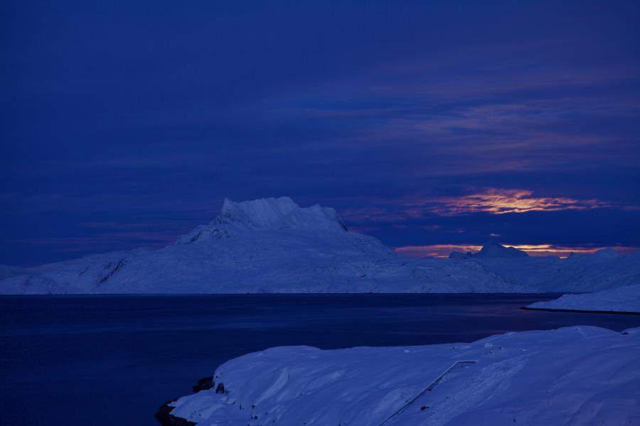 Månen er på vej op bag Sermitsiaq, Nuuk december 2017
