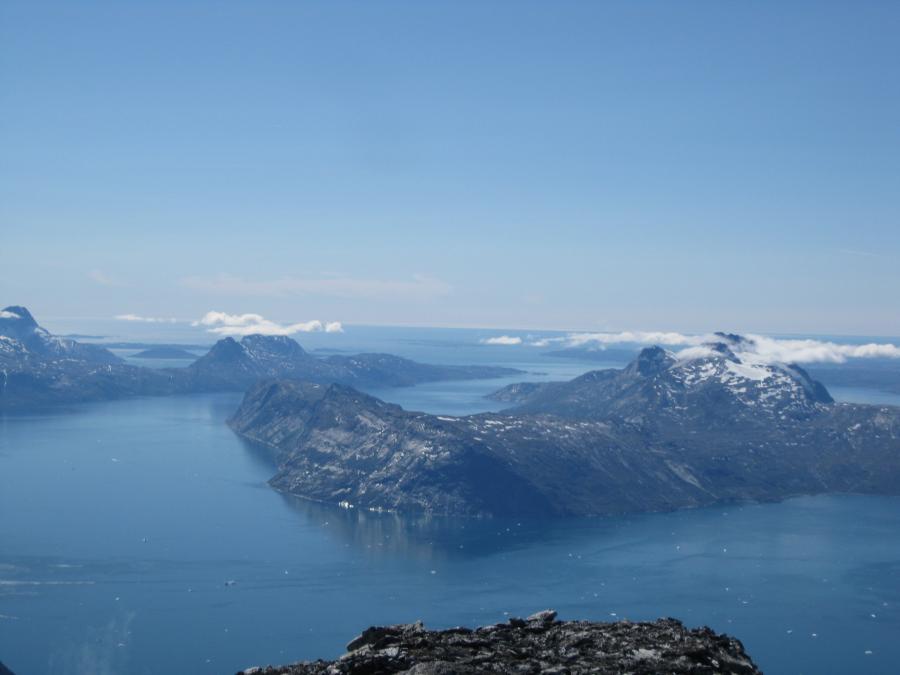 Nuuk set fra Qinnaaq. Sermitsiaq til Højre i biledet.