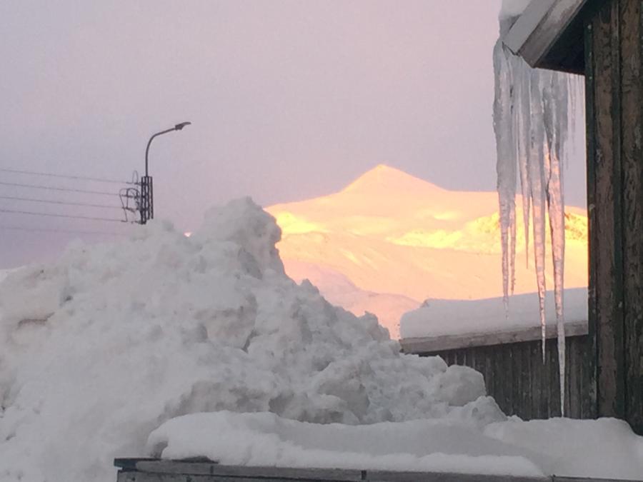 Fjeldet Perserajik dukker frem i eftermiddagens solnedgang. Nanortalik, 23. januar 2018