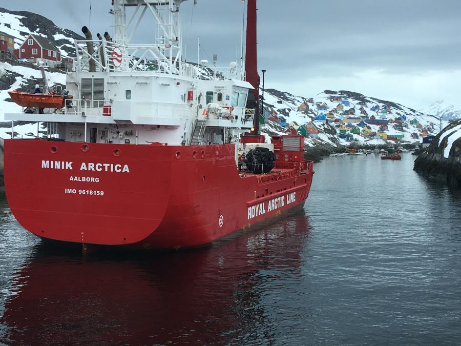 Minik Arctica kommer med varer til Kangaamiut