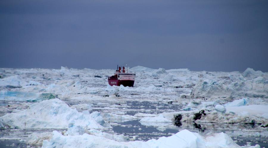 Skibet med varer bevæger sig langsomt gennem den udadgående is. Ilulissat, 17. september 2020