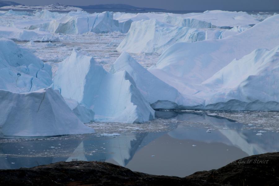 Efterår med turistmangel. Bænkene med den bedste udsigt er tomme. Ilulissat, 28. september 2020