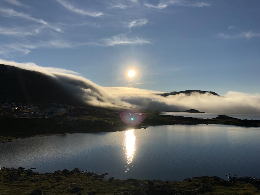 Solnedgang med tåget på vej ind