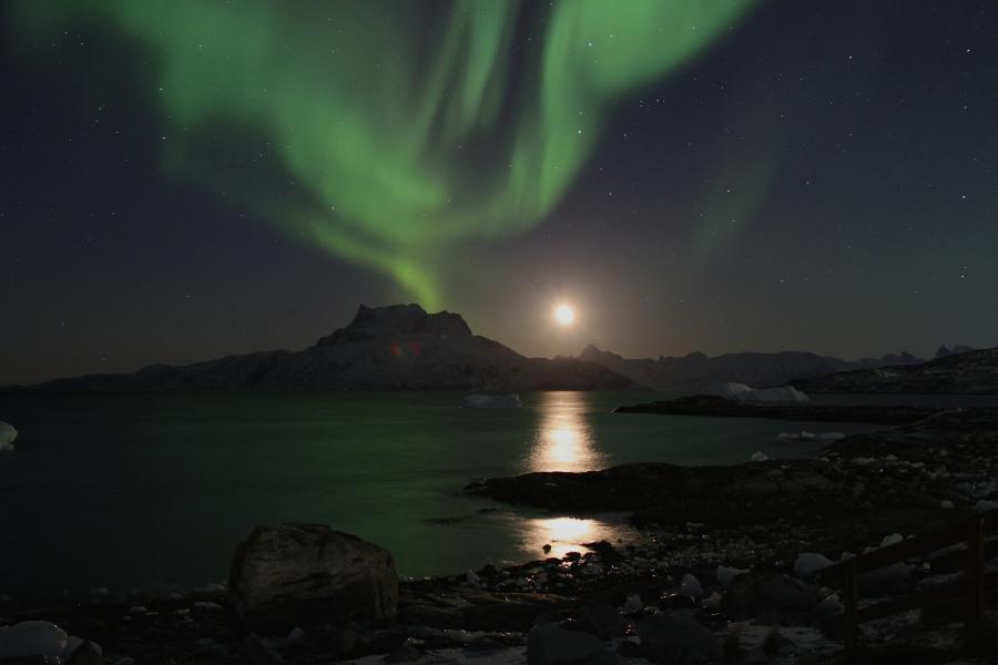 Nordlys og måne over Sermitsiaq. Nuuk, 30. oktober 2018