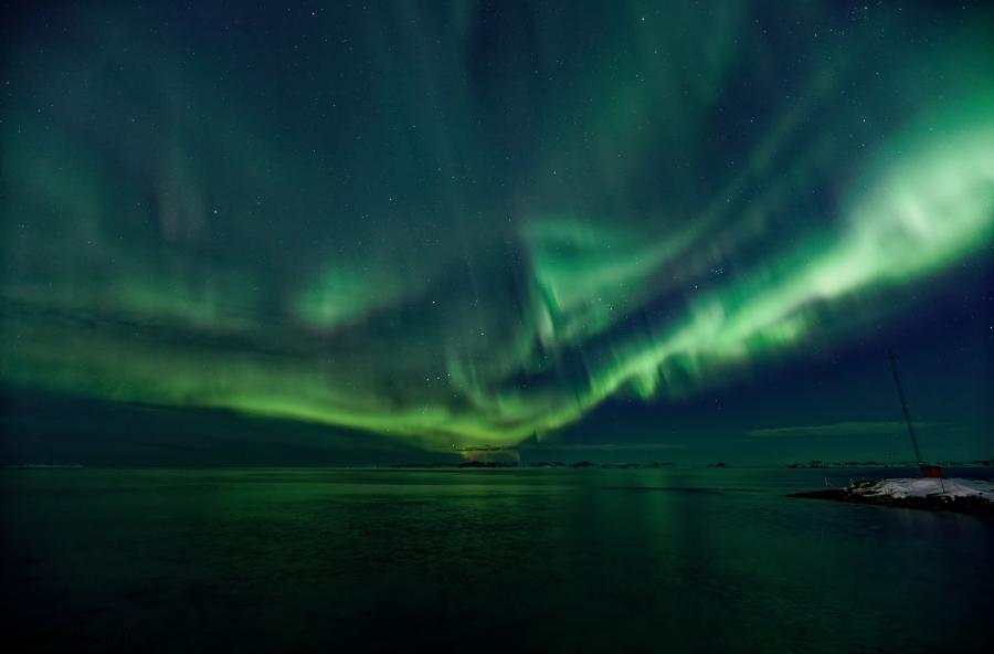 Nordlys over Nuuk fjord den 050321 2330