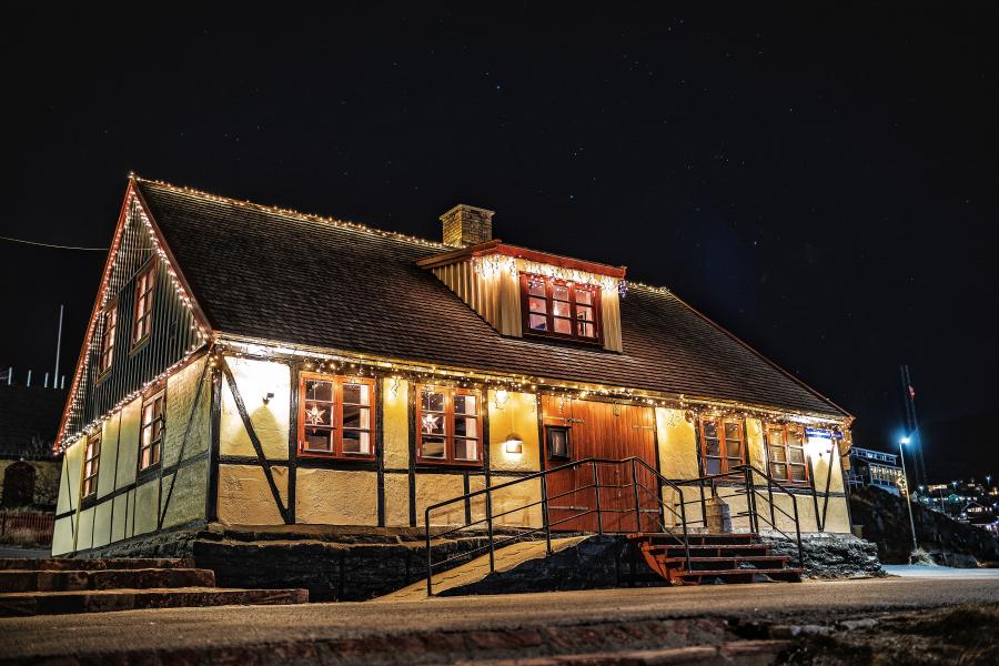 Huset i Qaqortoqs bymidte lyser godt op. 5. december 2019